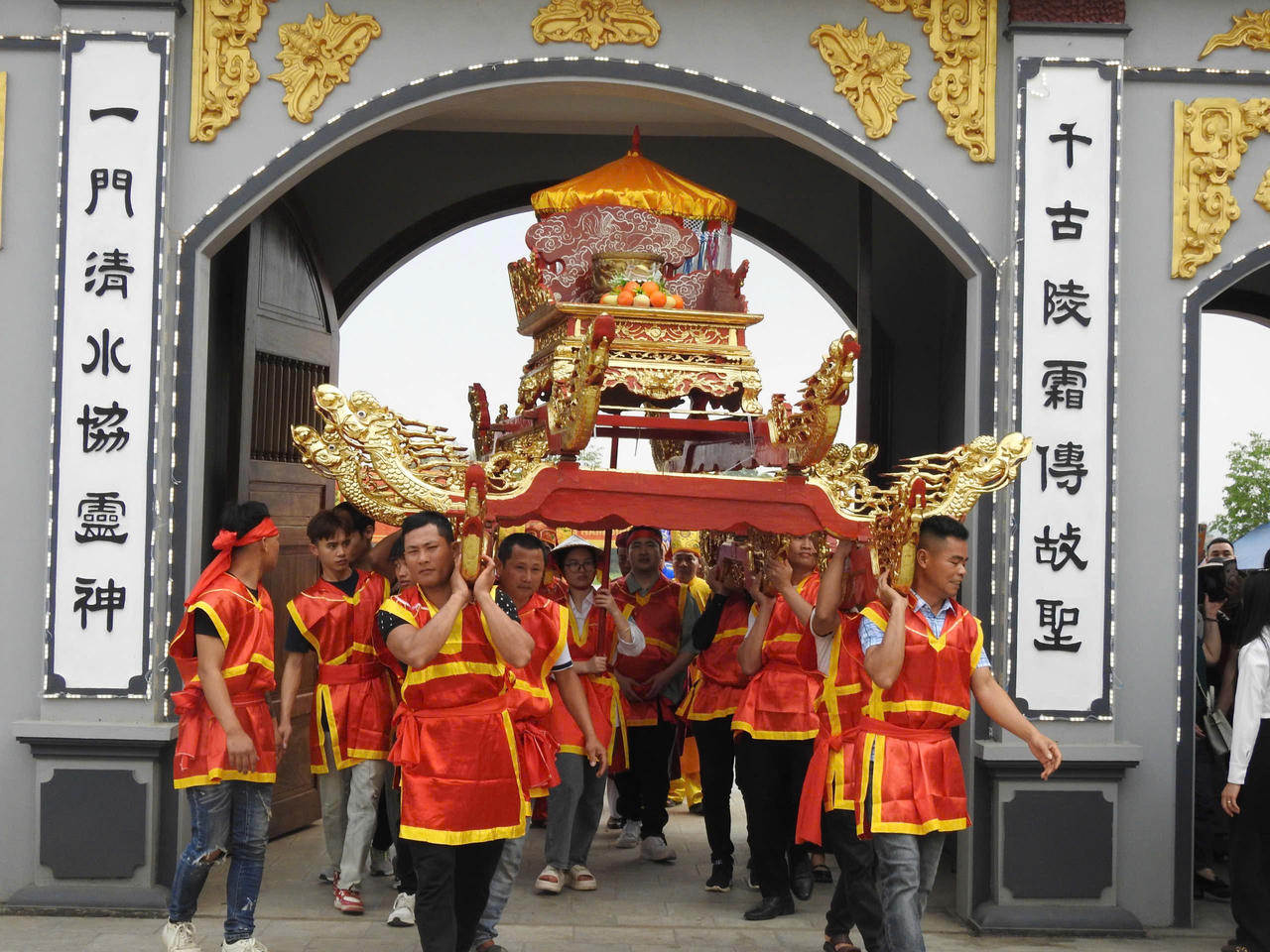 Phú Thọ: Đền Lăng Sương rộn ràng ngày khai hội, tri ân Đức Thánh Tản Viên
