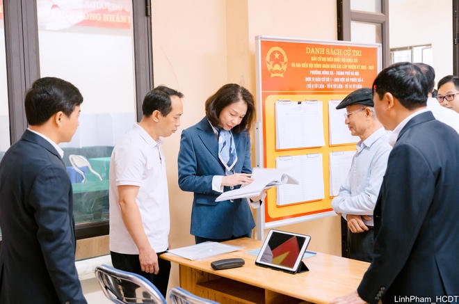 Phó Chủ tịch UBND TP Hà Nội Vũ Thu Hà kiểm tra công tác bầu cử tại phường Hồng Hà