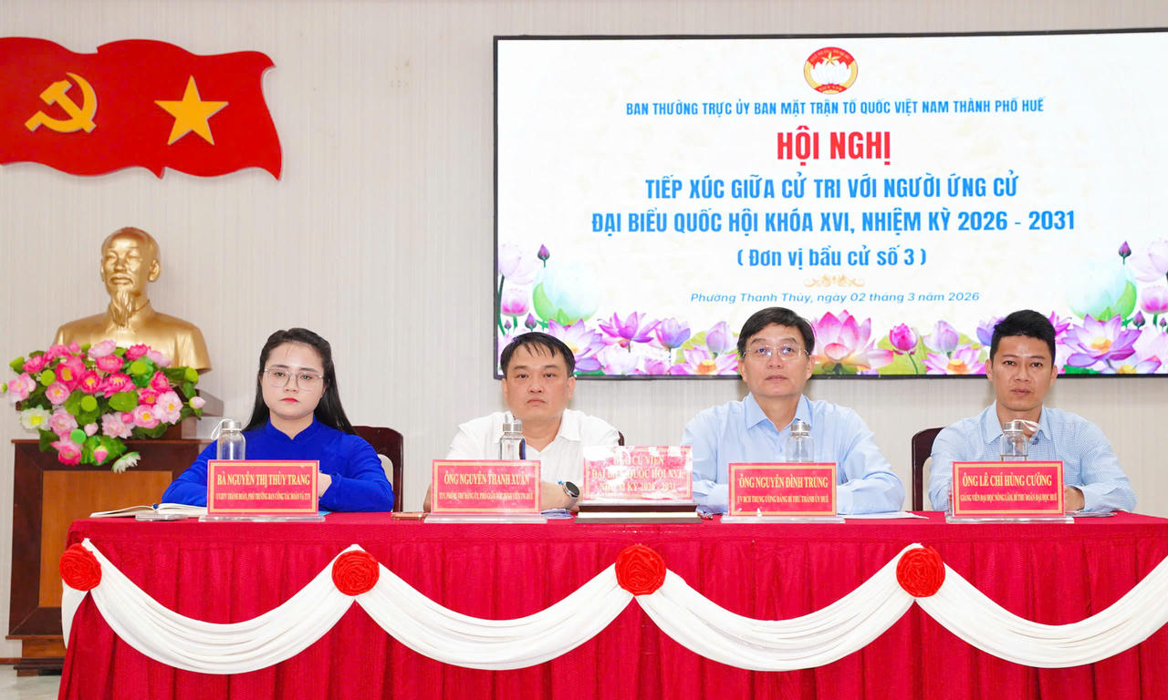 Bác sĩ Nguyễn Thanh Xuân cùng các ứng viên tiếp xúc cử tri tại phường Thanh Thủy