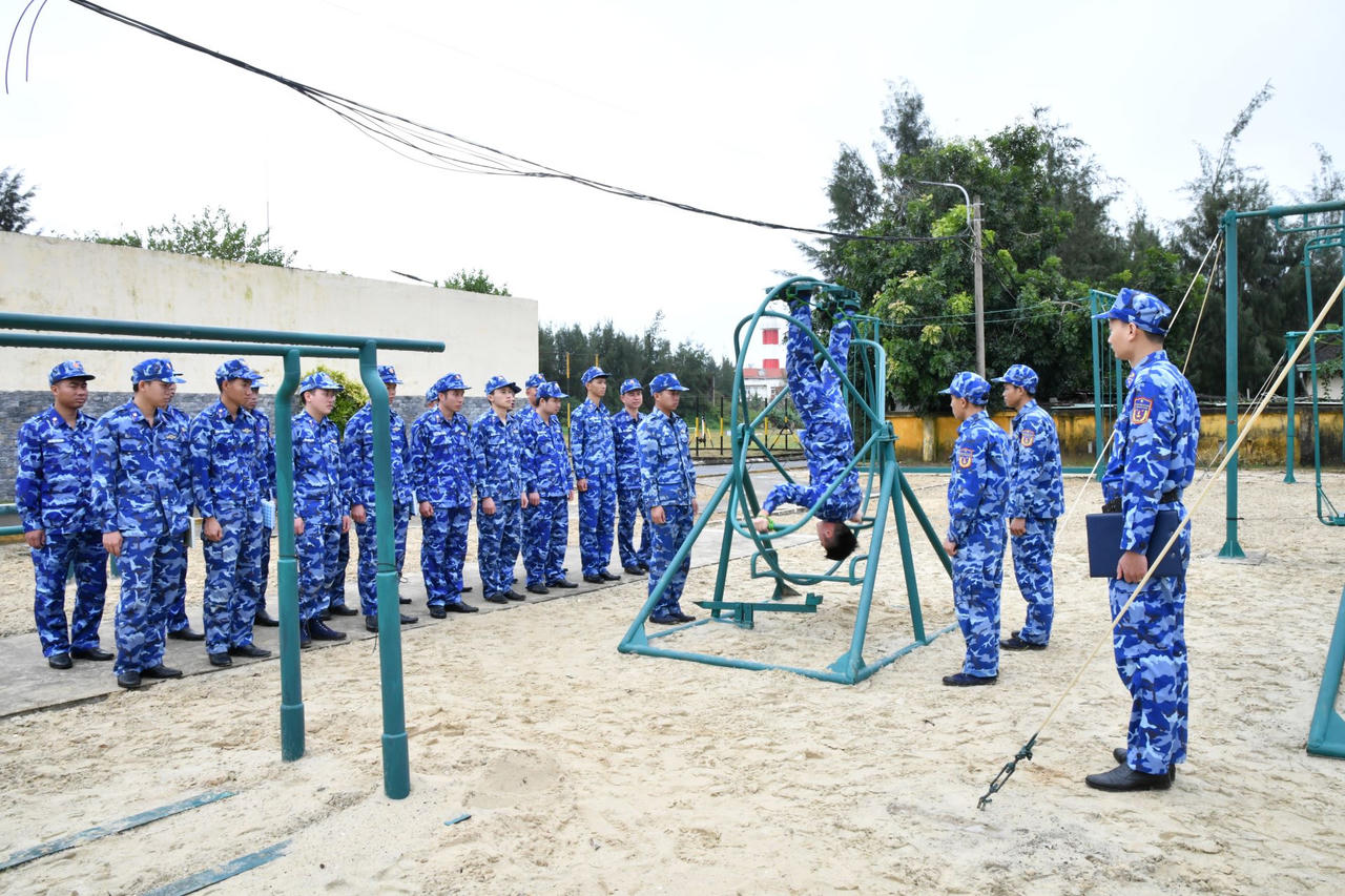 Cán bộ, chiến sĩ Bộ Tư lệnh Vùng Cảnh sát biển 2 làm tốt công tác huấn luyện chiến đấu.