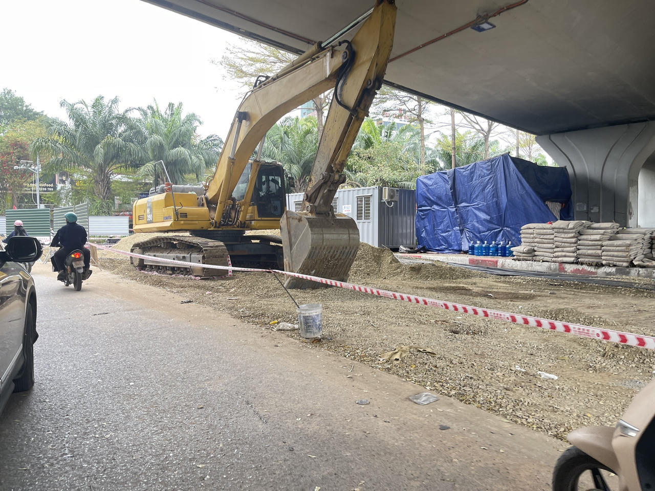 Máy xúc, thiết bị thi công tập kết dưới gầm cầu Vành đai 2 trên cao.