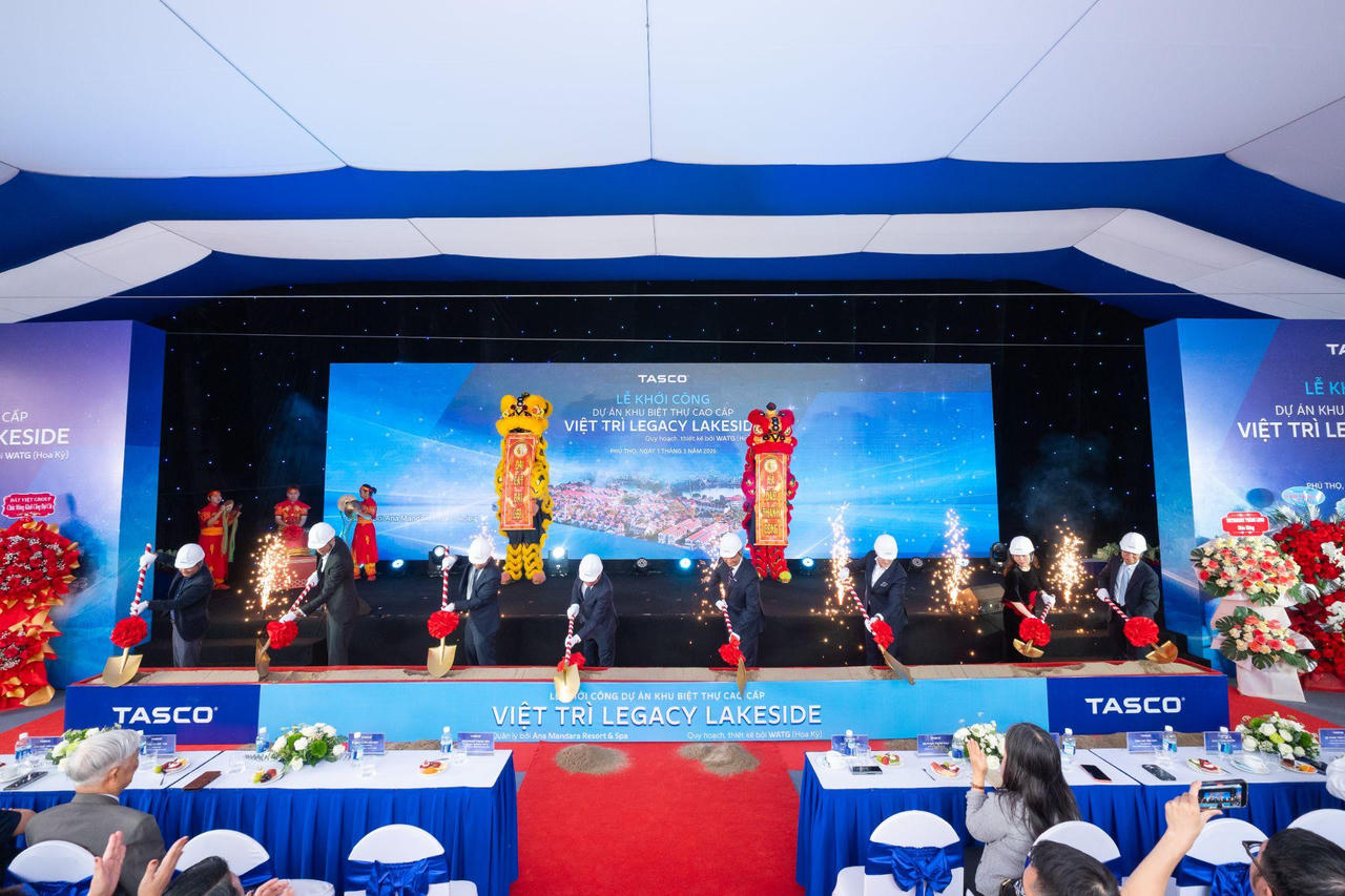 Đại diện các sở ban ngành của tỉnh Phú Thọ, đại diện CTCP Tasco và các khách mời thực hiện nghi thức khởi công.