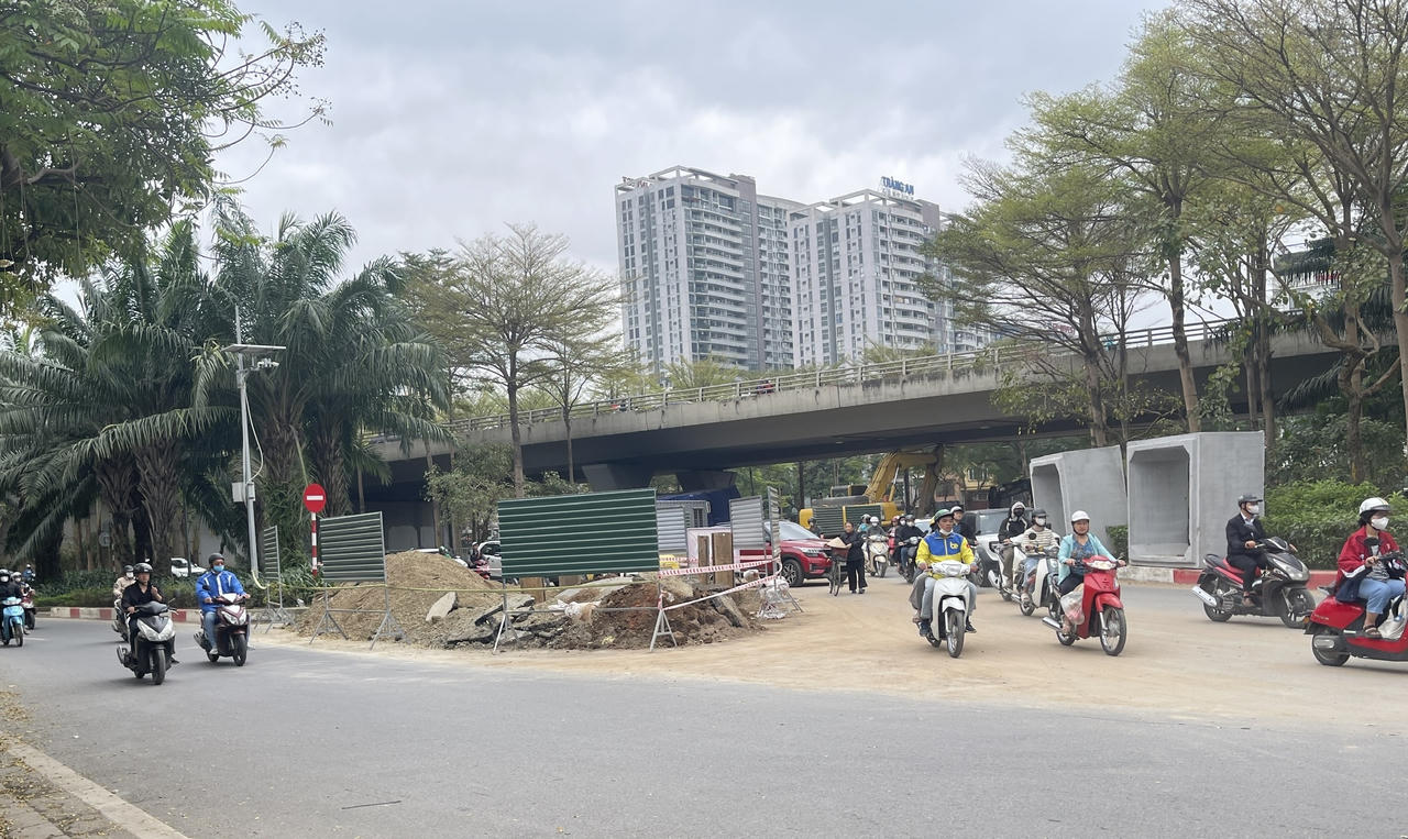 khu vực thi công dưới gầm cầu, rào chắn cuốn chiếu theo từng phân đoạn.