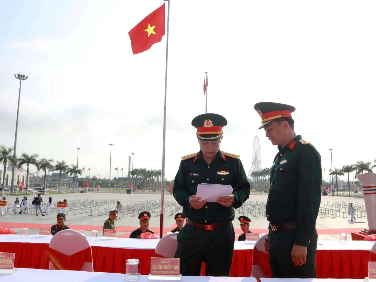 Đại tá Trần Hữu Ích - Ủy viên Ban Thường vụ Thành ủy, Chỉ huy trưởng Bộ CHQS TP Đà Nẵng rà soát phương án tổ chức, bố trí khu vực đại biểu và các hạng mục phục vụ buổi lễ.