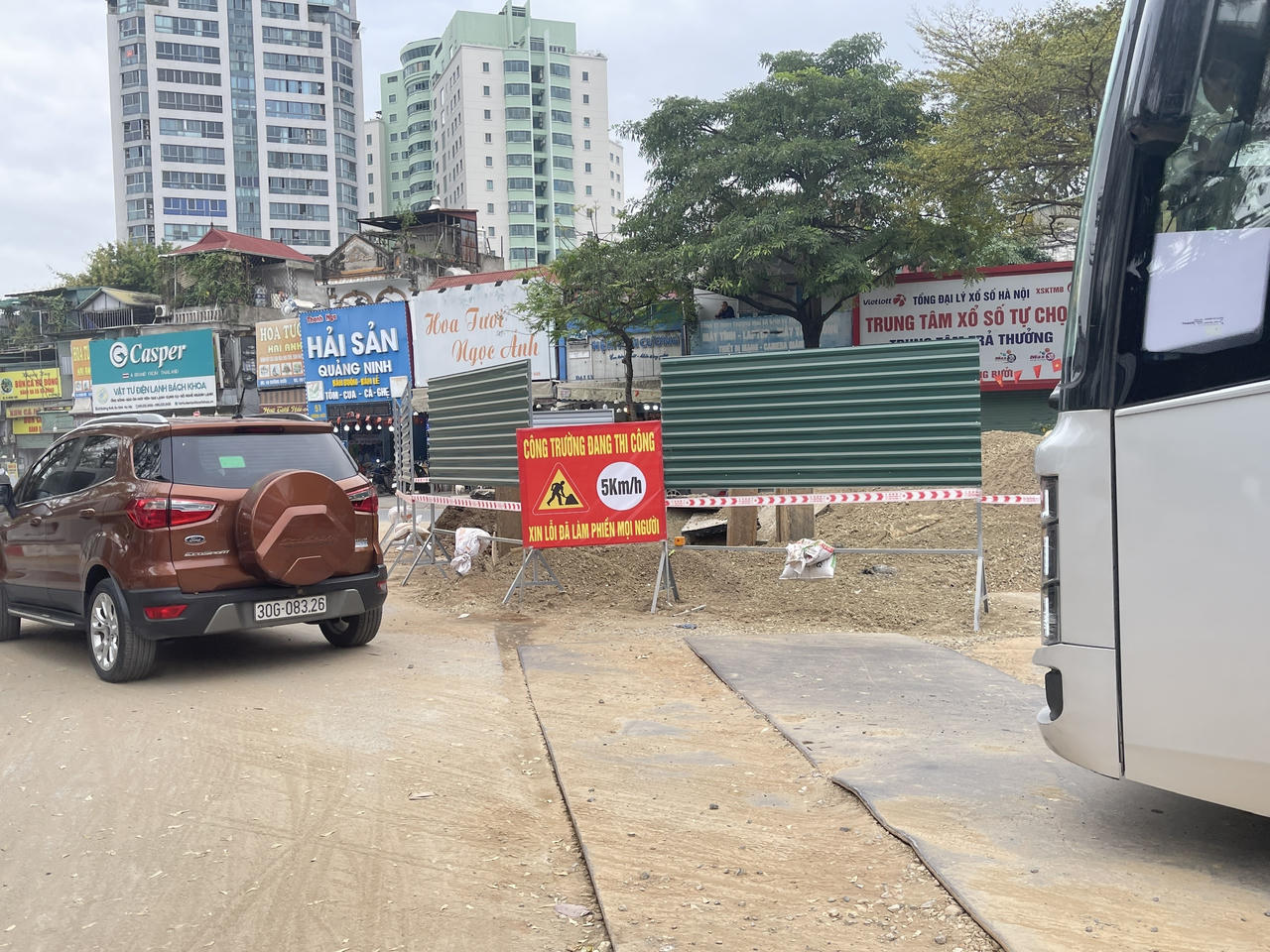 Tổ chức giao thông tại vòng xuyến Hoàng Quốc Việt – Bưởi – Lạc Long Quân trong thời gian thi công.