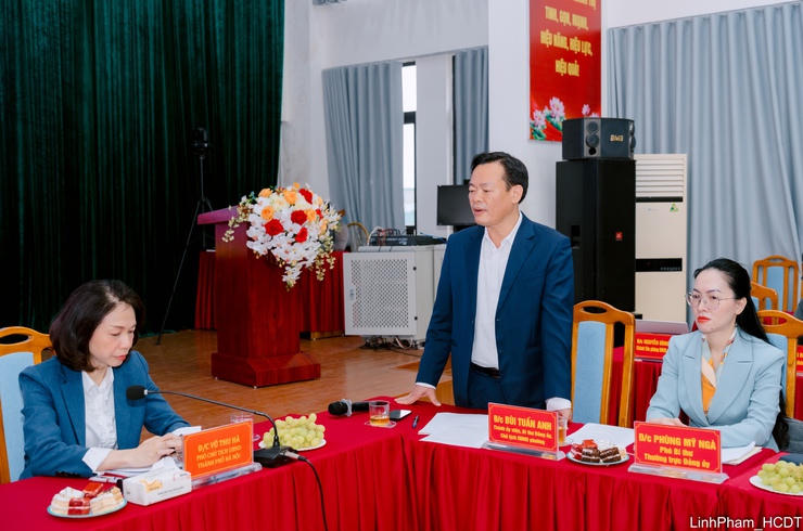 Bí thư Đảng ủy, Chủ tịch HĐND phường Hồng Hà Bùi Tuấn Anh báo cáo tiến độ công tác chuẩn bị bầu cử tại phường. (Ảnh: hanoi.gov)