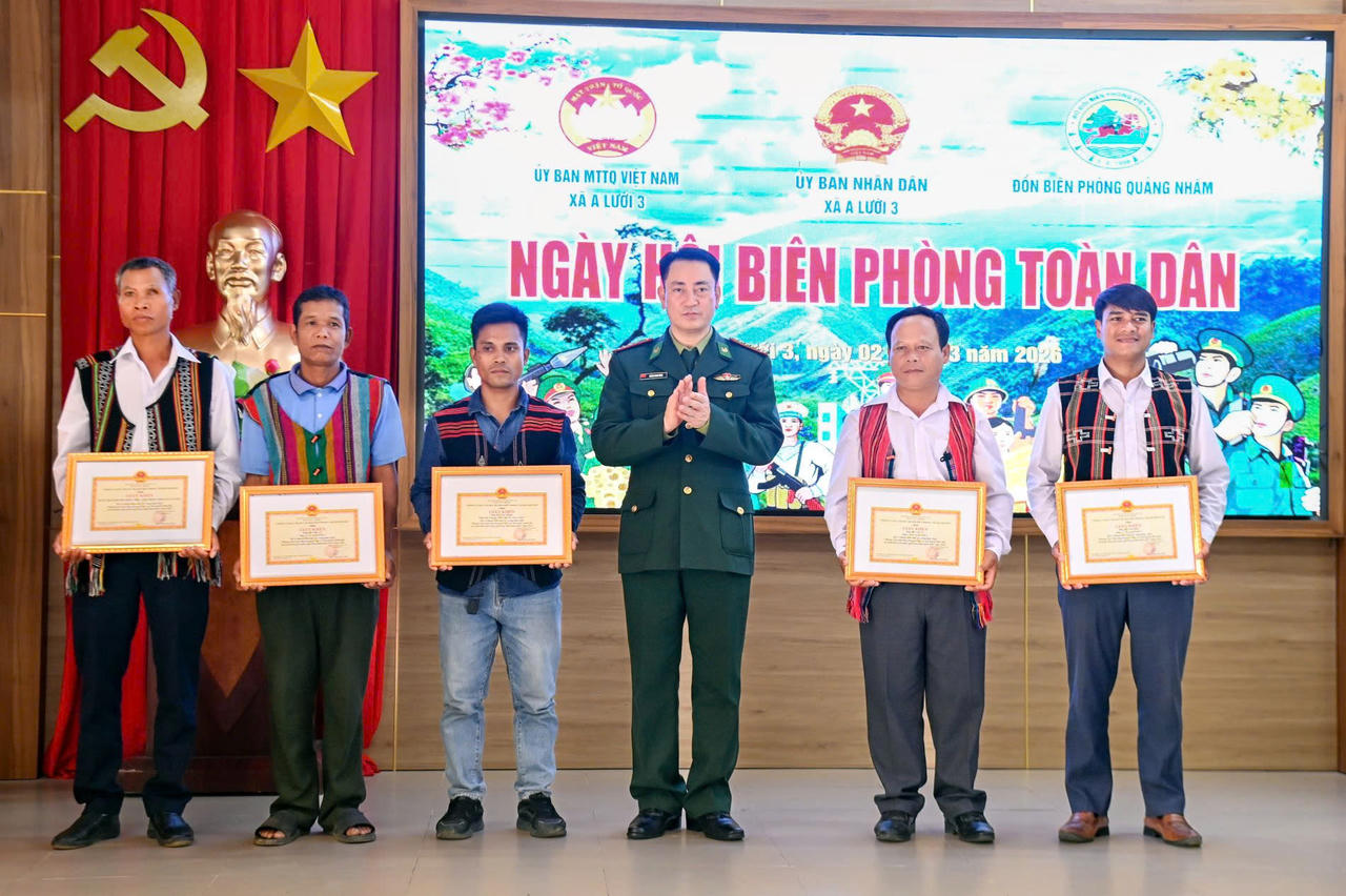 Đại tá Hoàng Minh Hùng, Chỉ huy trưởng Ban Chỉ huy Bộ đội Biên phòng TP Huế trao giấy khen cho tập thể, cá nhân tại xã A Lưới 1