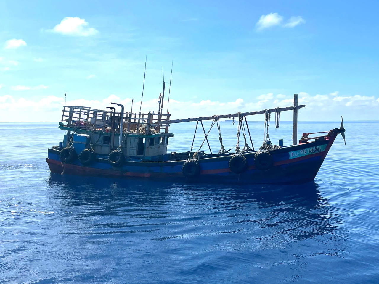 Tàu cá BV 98141 TS bị lực lượng chức năng Hải đoàn 42 kiểm tra, bắt giữ