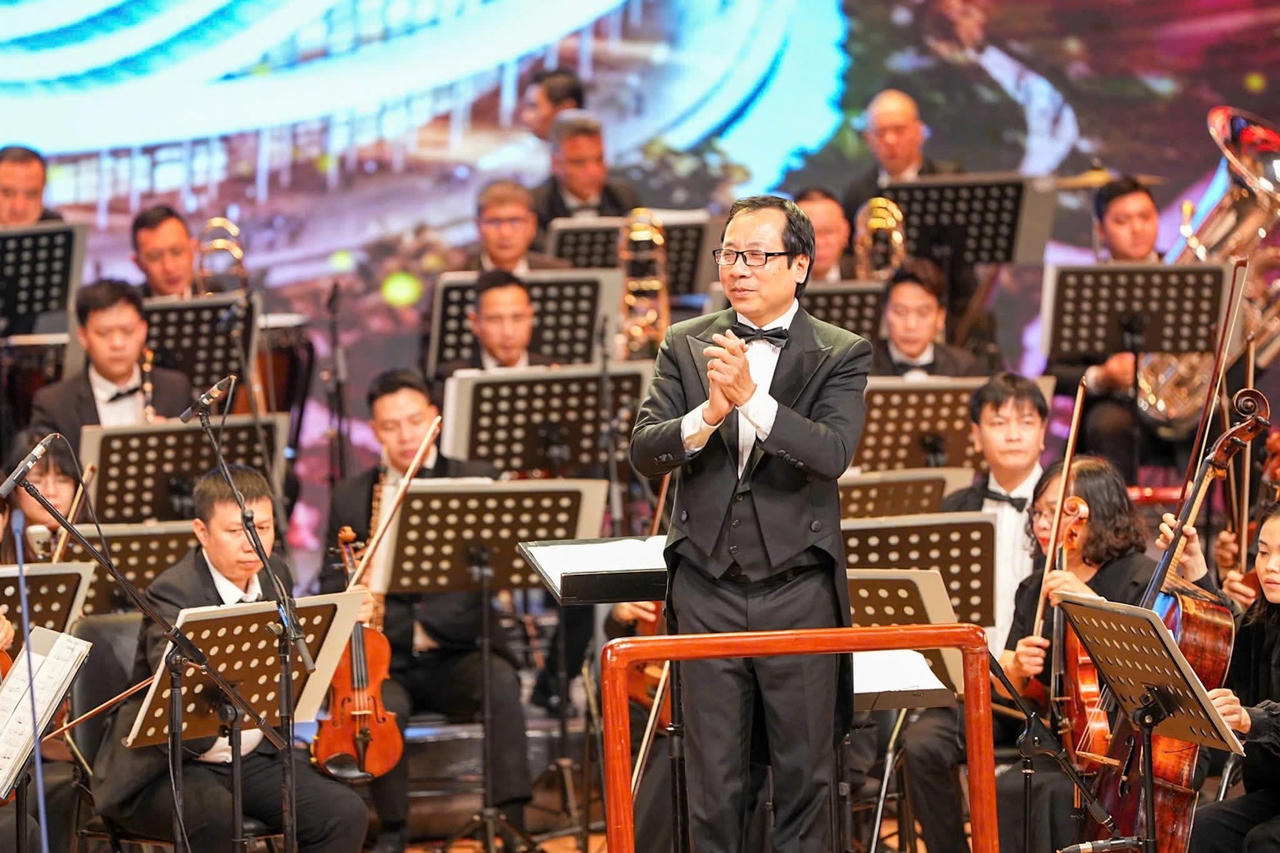 Chương trình do Dàn nhạc Giao hưởng Việt Nam biểu diễn, dưới sự chỉ huy của Nhạc trưởng Kim Xuân Hiếu.