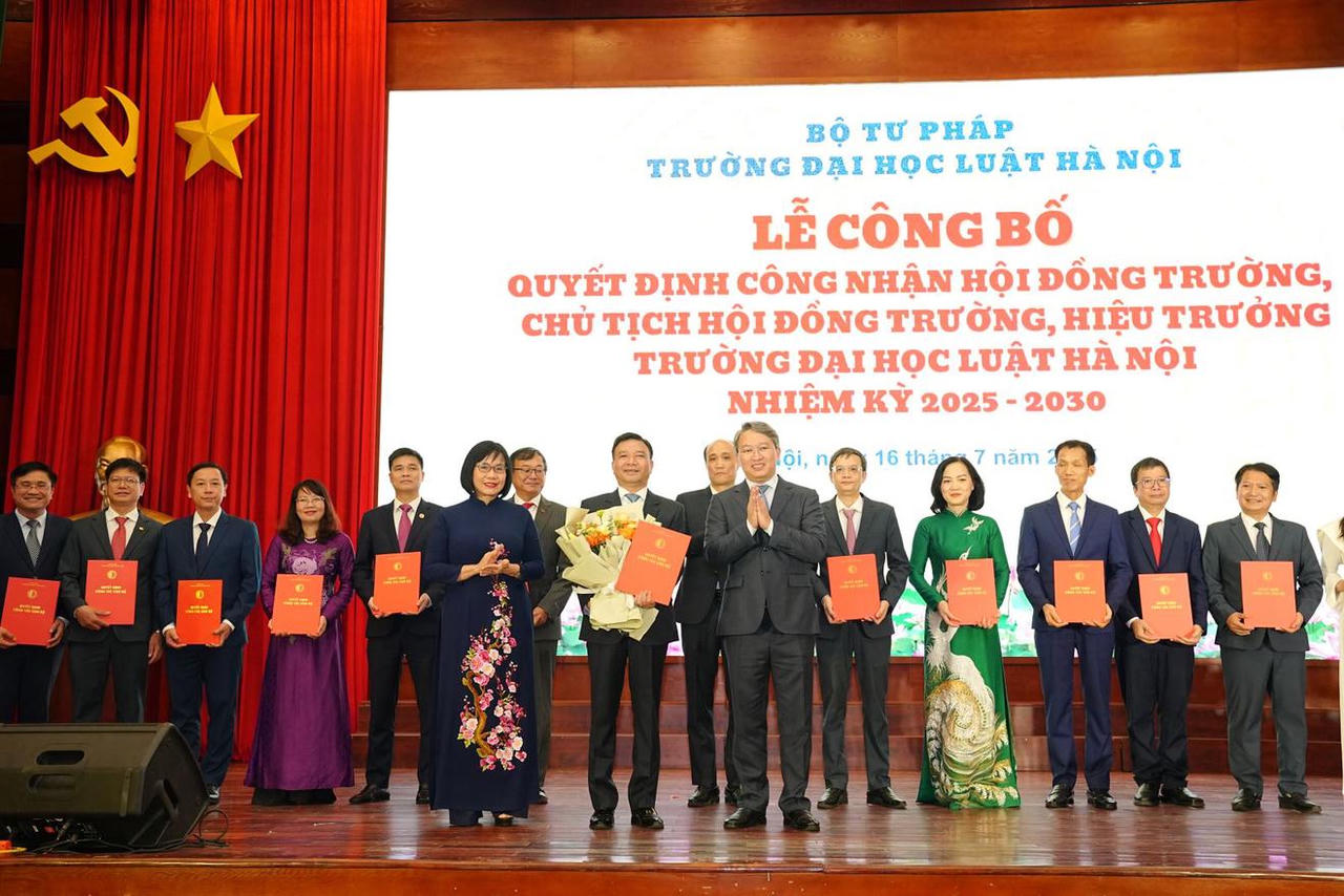 Bộ trưởng Bộ Tư pháp Nguyễn Hải Ninh trao Quyết định công nhận Chủ tịch Hội đồng Trường cho TS Chu Mạnh Hùng ngày 16/7/2025. (Ảnh: Phương Mai)