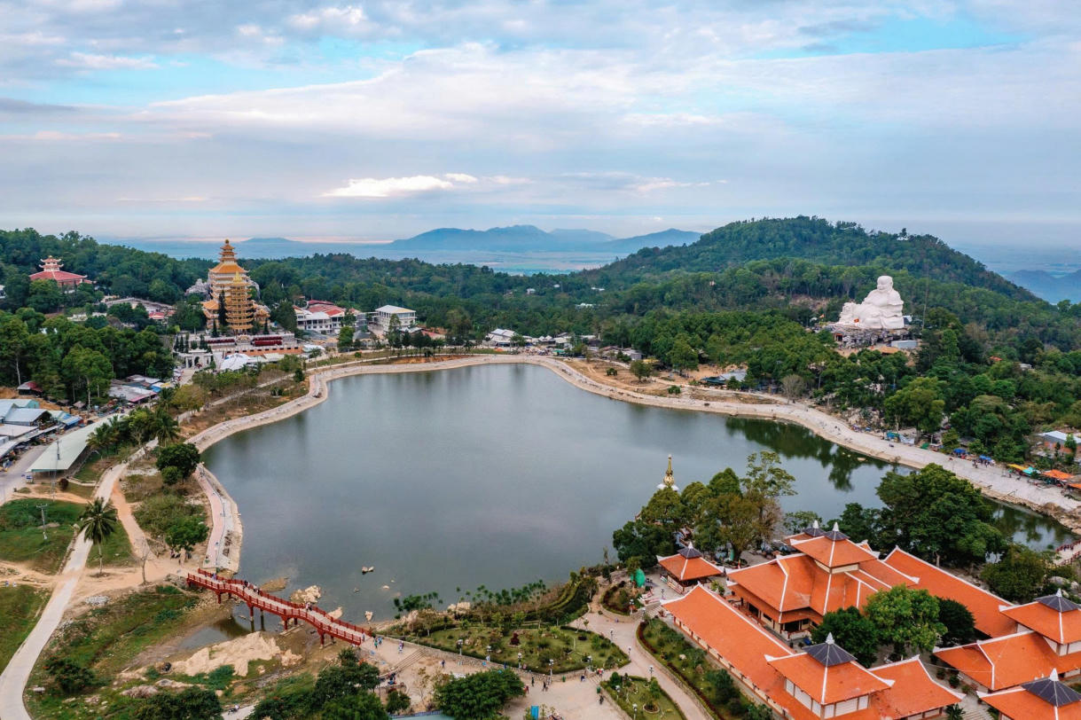Toàn cảnh Núi Cấm nhìn từ trên cao – mặt hồ Hồ Thủy Liêm phẳng lặng như tấm gương trời, ôm trọn quần thể tâm linh hùng vĩ.