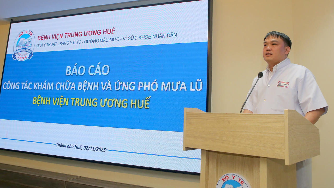 Phó giáo sư Nguyễn Thanh Xuân trình bày báo cáo công tác khám chữa bệnh và ứng phó mưa lũ, khẳng định vai trò nòng cốt của bệnh viện tuyến trung ương trong bảo đảm chăm sóc sức khỏe Nhân dân.