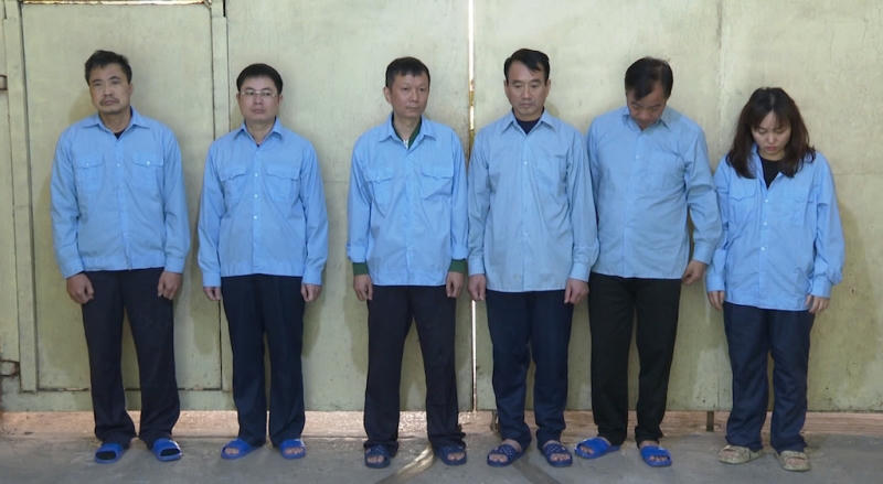 Các đối tượng trong đường dây nhận hối lộ khi bị bắt. (Ảnh: Công an cung cấp)