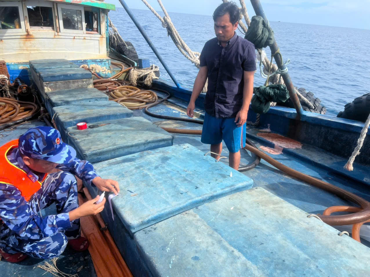 Lực lượng chức năng niêm phong hàng hóa vi phạm