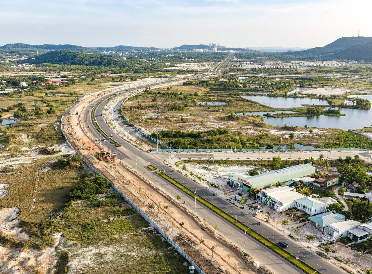 Tuyến đường “xương sống” ĐT 975 đang được mở rộng đến 10 làn xe.