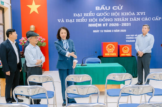 Phó Chủ tịch UBND TP Hà Nội Vũ Thu Hà kiểm tra công tác bầu cử tại phường Hồng Hà