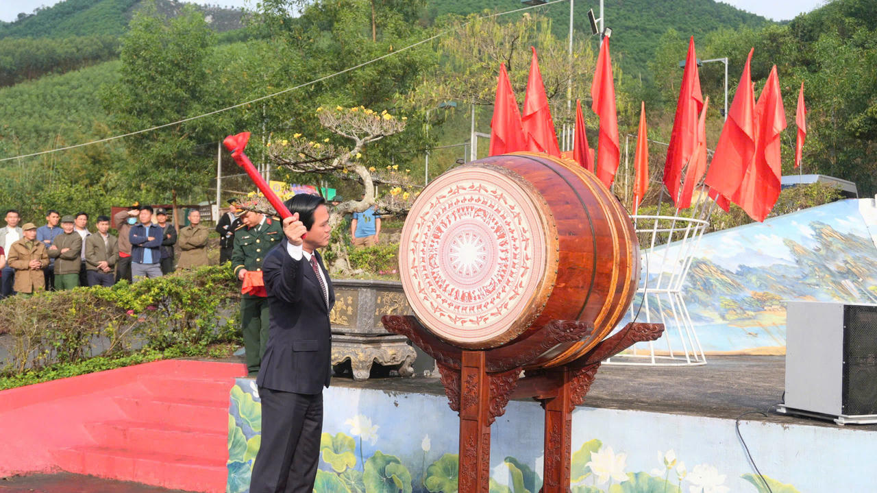 Phó Chủ tịch UBND tỉnh Lê Xuân Lợi thực hiện nghi thức đánh trống mở hội giao quân.