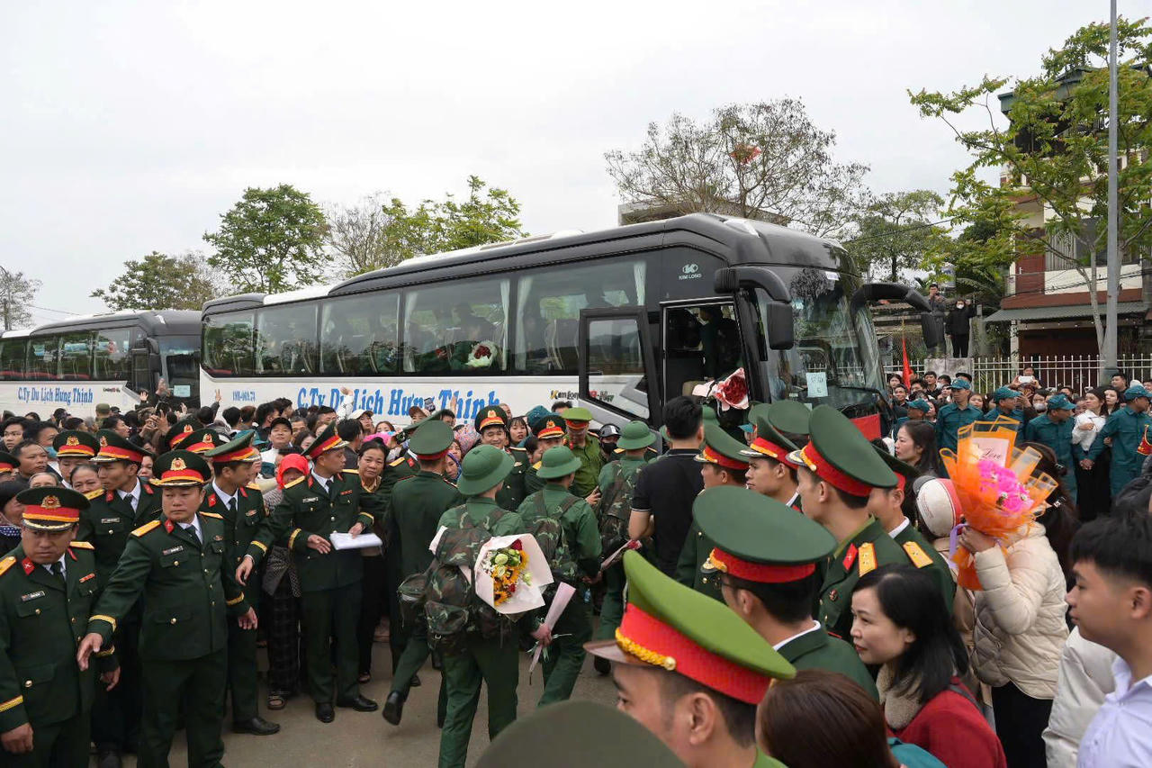 Lãnh đạo tỉnh, ngành, địa phương và người dân tặng hoa, tiễn tân binh lên đường nhập ngũ.