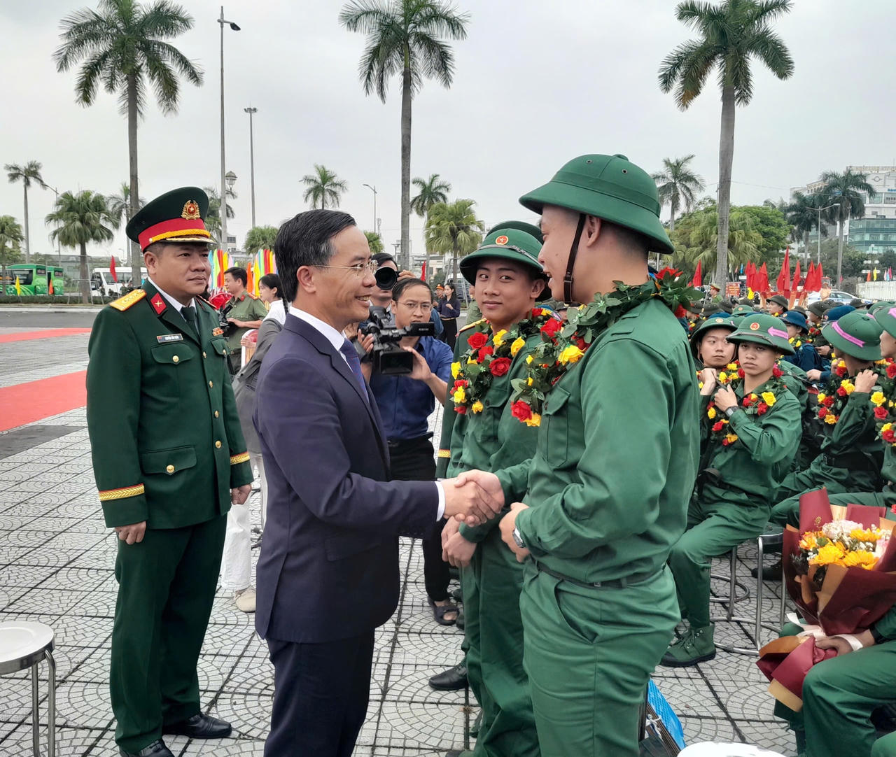 Chủ tịch UBND TP Đà Nẵng Phạm Đức Ấn động viên các tân binh lên đường nhập ngũ.