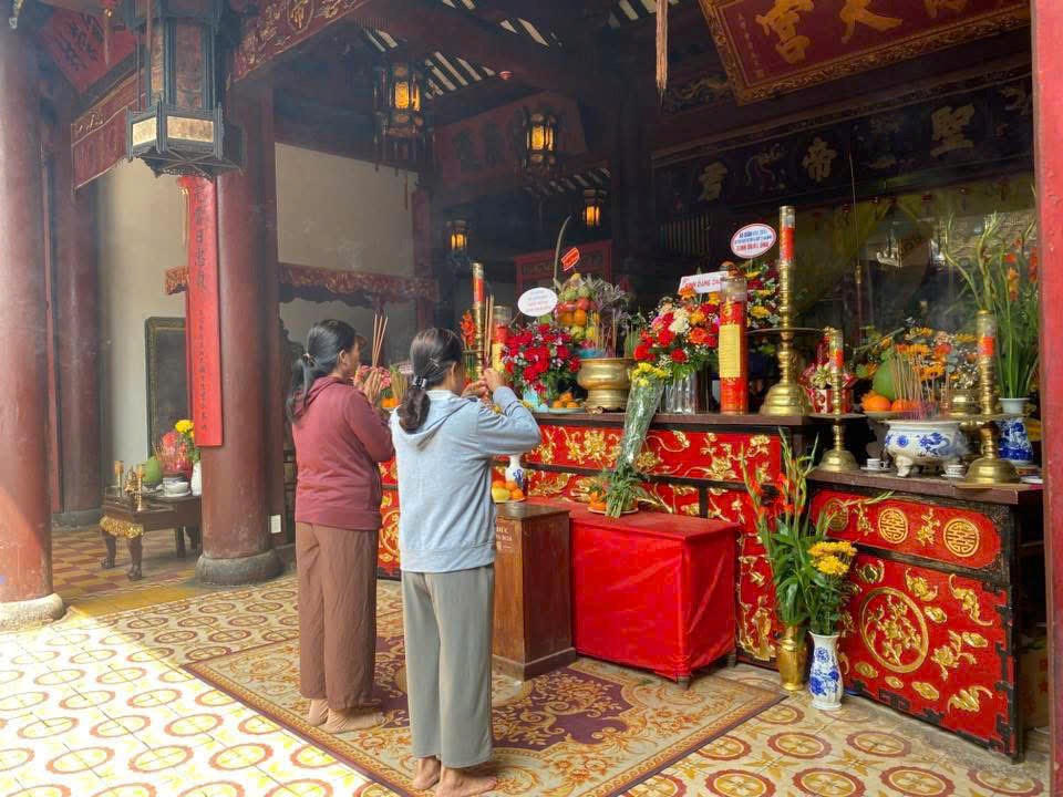 Người dân thành kính dâng hương, cầu bình an.&nbsp;