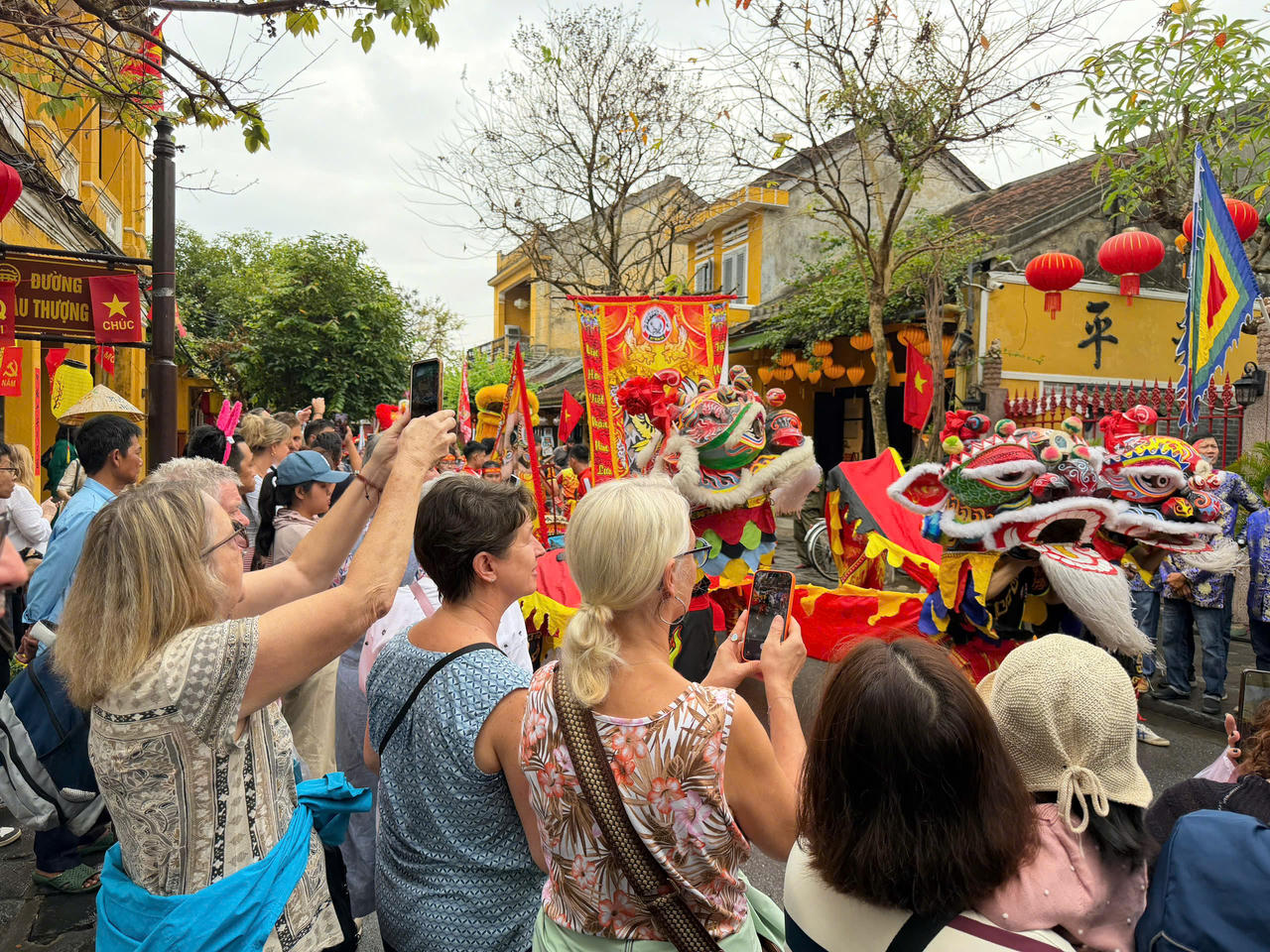 Người dân và du khách đứng hai bên đường chào đón đoàn diễu hành mừng Nguyên tiêu.