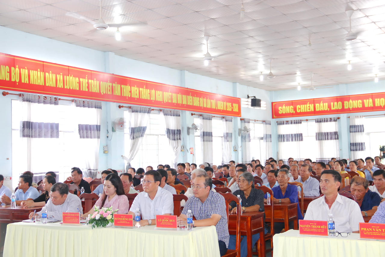 Đại diện Ủy ban MTTTQ Việt Nam tỉnh, lãnh đạo xã Lương Thế Trân cùng các cử tri tham dự Hội nghị.