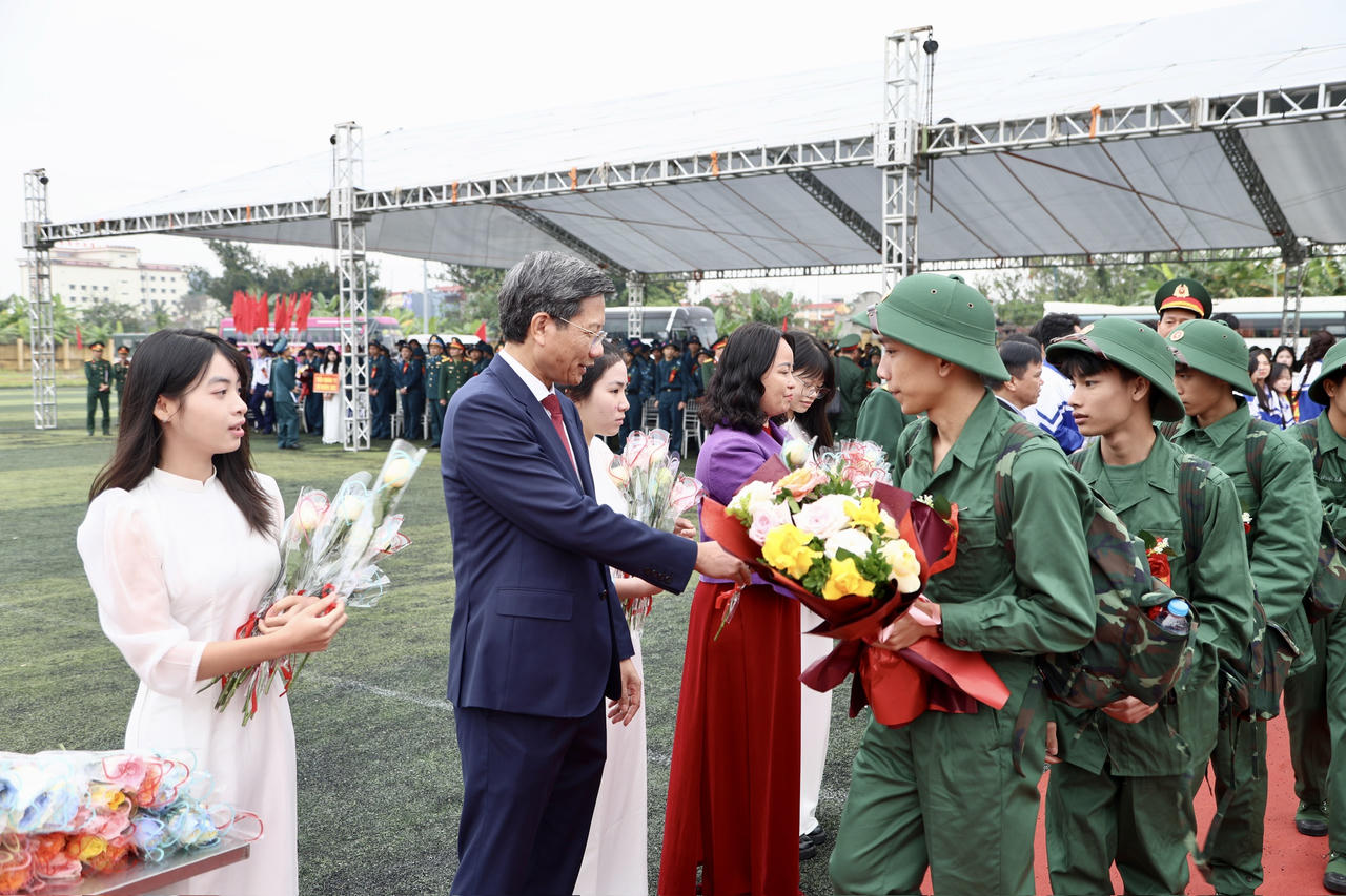 Phó Chủ tịch Thường trực UBND thành phố Lê Anh Quân tặng hoa động viên các công dân nhập ngũ năm 2026.