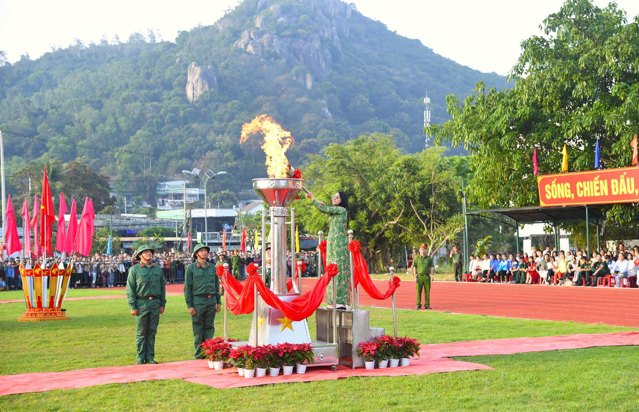 Hàng nghìn thanh niên miền Trung lên đường thực hiện nghĩa vụ thiêng liêng