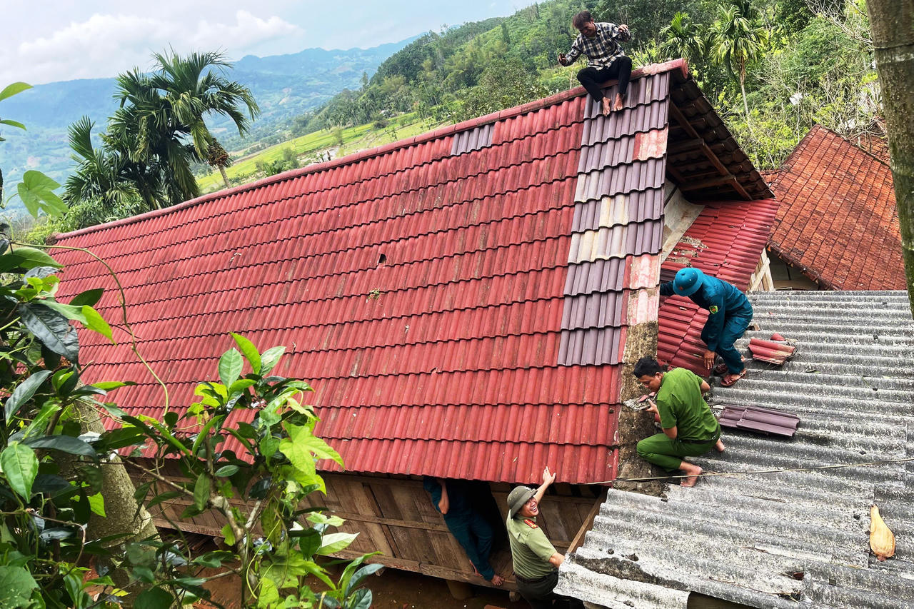 Quảng Ngãi: Sữa chữa hàng trăm căn nhà bị lốc xoáy làm tốc mái
