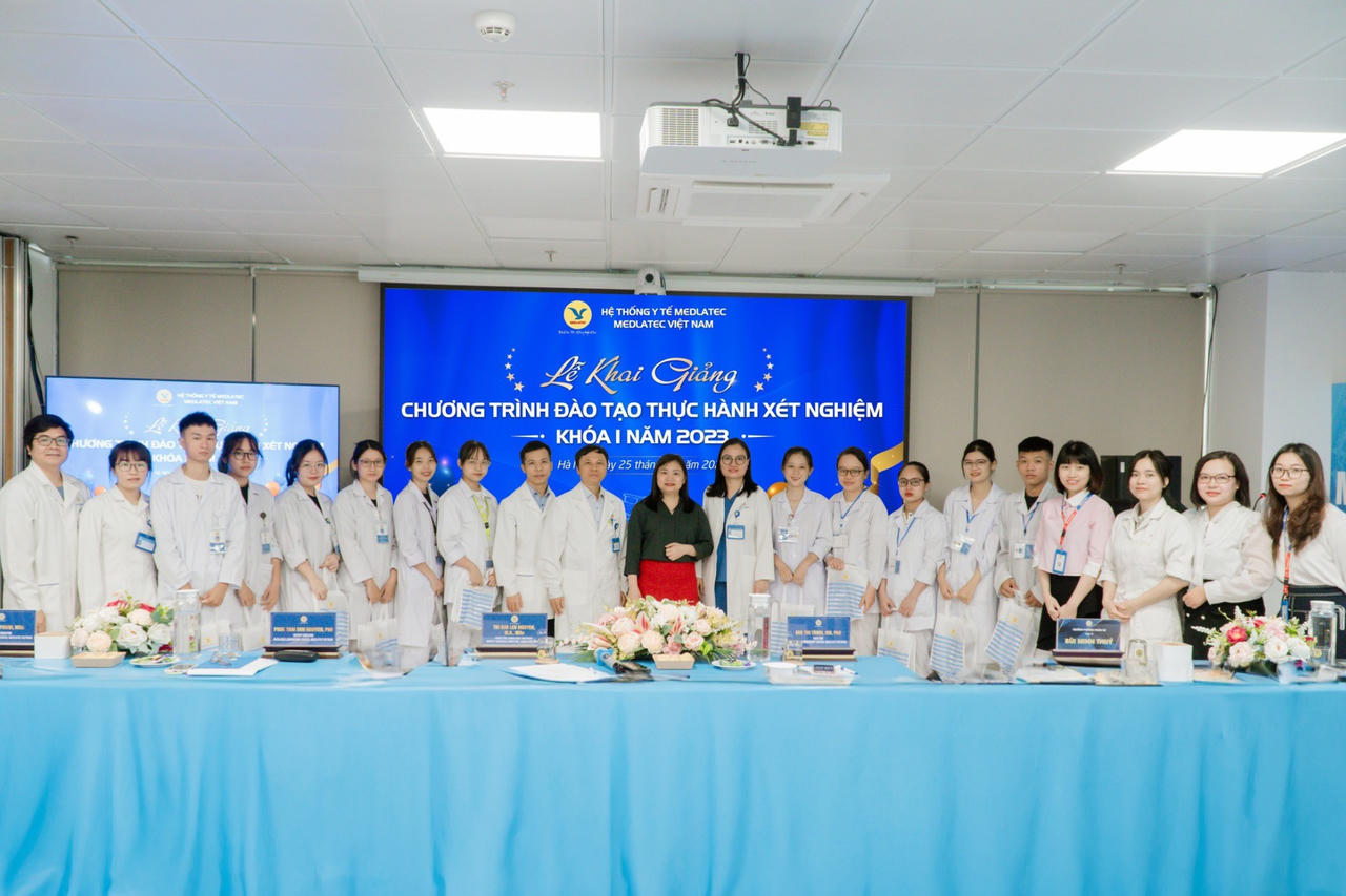 ThS.BSCKII Nguyễn Thị Kim Len chụp hình cùng đội ngũ chuyên gia, y bác sĩ trong Hệ thống.