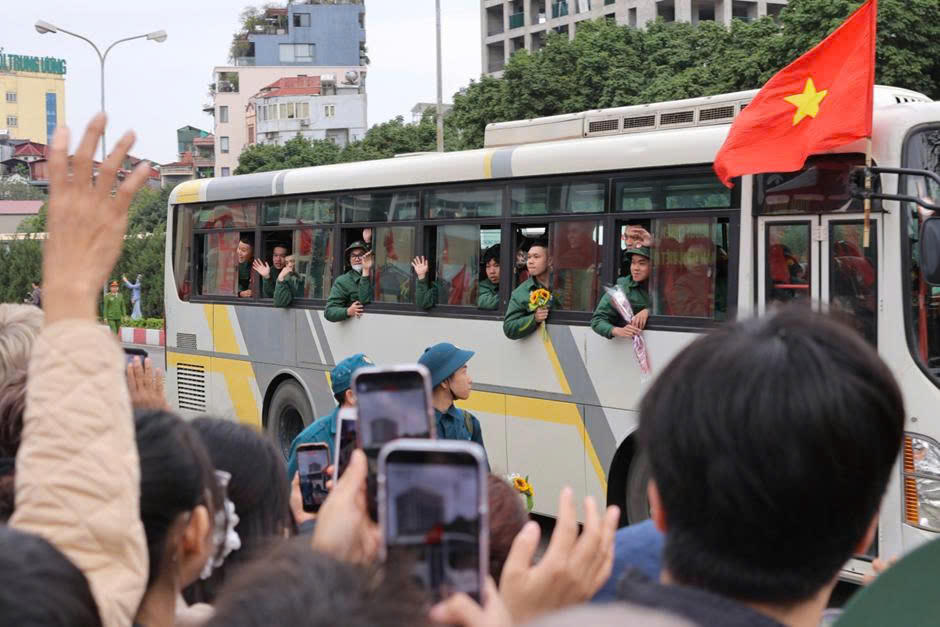 Người thân, bạn bè chào tạm biệt các tân binh. (Ảnh: Minh Phương)