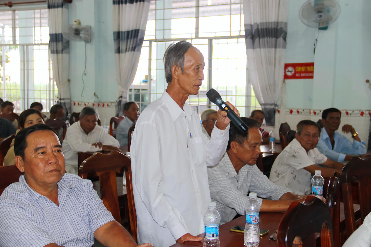 Cử tri xã Lương Thế Trân thẳng thắn nêu ý kiến, kiến nghị liên quan đến nhiều vấn đề như: đầu tư, nâng cấp hạ tầng giao thông; khắc phục tình trạng sạt lở tại nhiều tuyến đường; bảo đảm chính sách an sinh xã hội…