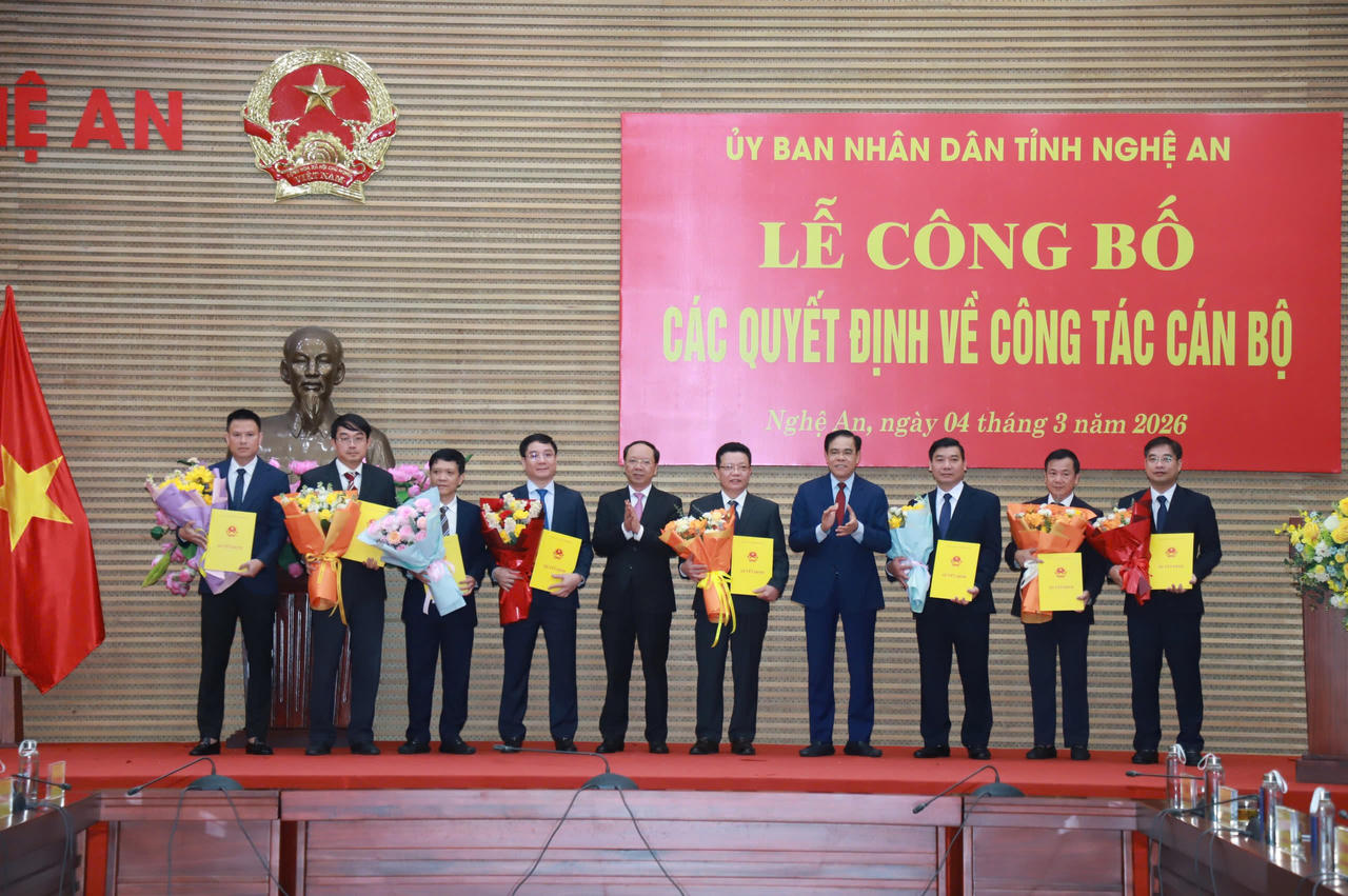 Lãnh đạo UBND tỉnh Nghệ An trao quyết định bổ nhiệm các Phó Giám đốc 2 Ban QLDA.