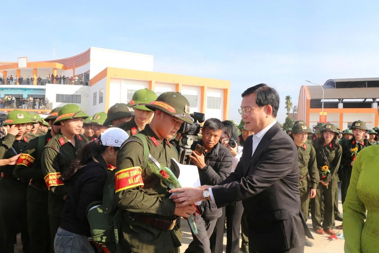 Chủ tịch UBND tỉnh Lâm Đồng Hồ Văn Mười tặng hoa cho các tân binh.