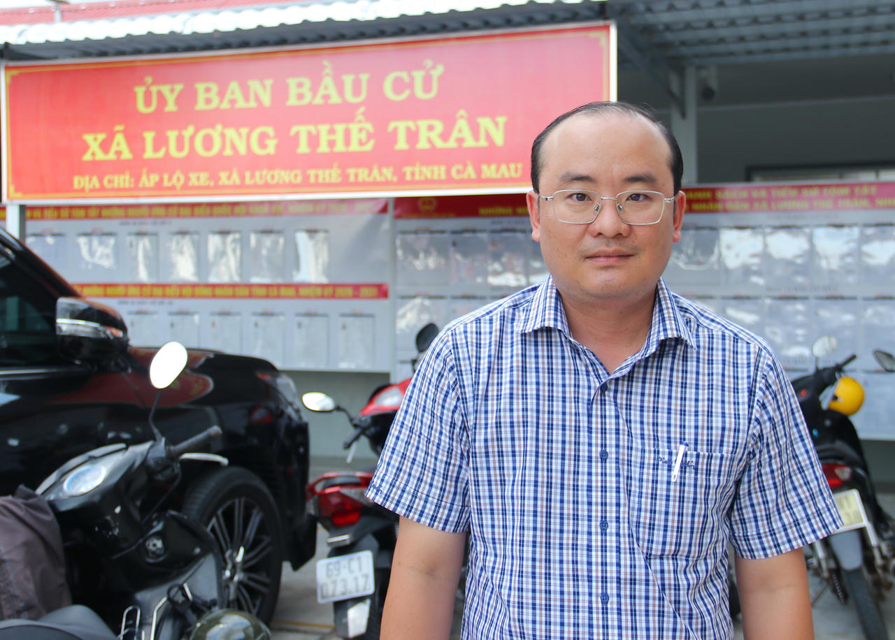 Ông Lê Quốc Duy – Chủ tịch UBND xã Lương Thế Trân, thông tin về tình hình kinh tế - xã hội của địa phương tại Hội nghị tiếp xúc cử tri.