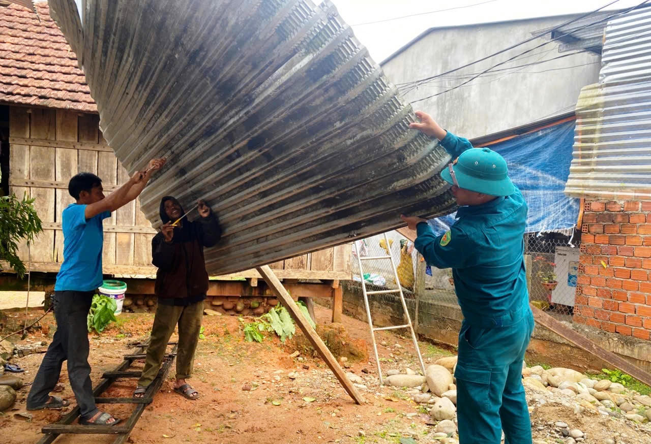 Quảng Ngãi: Sữa chữa hàng trăm căn nhà bị lốc xoáy làm tốc mái