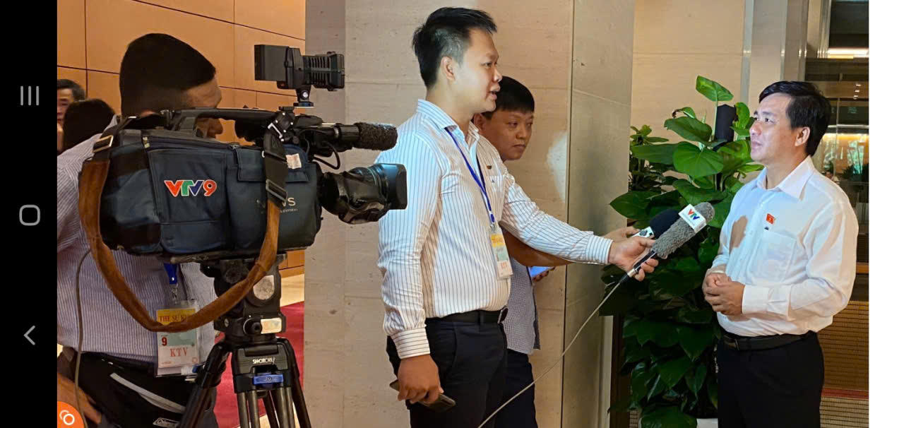 Ông Dương Minh Tuấn trả lời báo chí bên lề hội nghị.