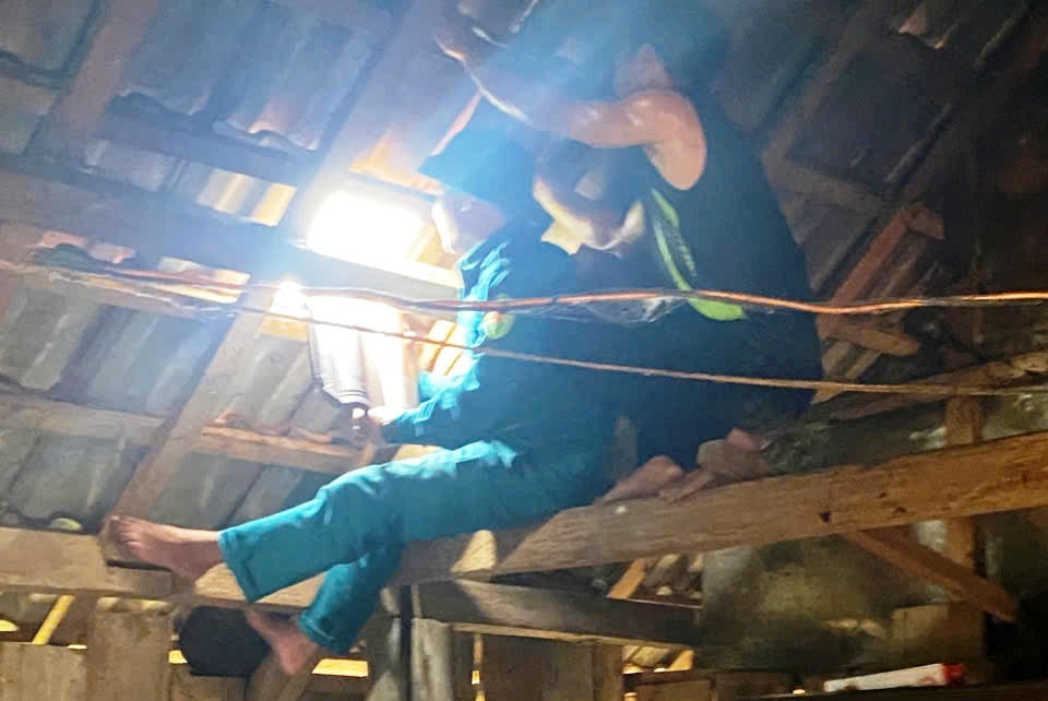 Lợp lại mái nhà cho các hộ dân ở xã Ba Vì.