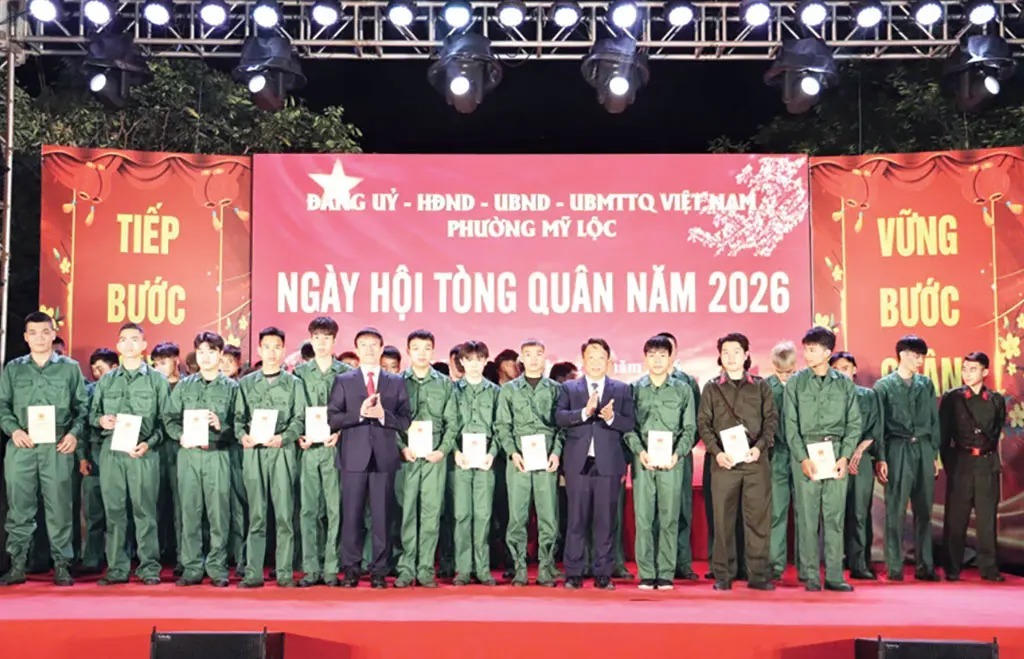 Tặng quà động viên thanh niên phường Mỹ Lộc lên đường nhập ngũ năm 2026. (Ảnh: Văn Huỳnh)