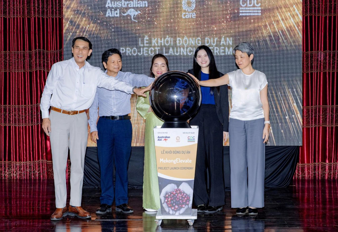 Các thành viên Ban Tổ chức ấn nút khởi động Dự án&nbsp;“Thích ứng xanh và bền vững cho các cộng đồng dân tộc thiểu số” tại Đắk Lắk.