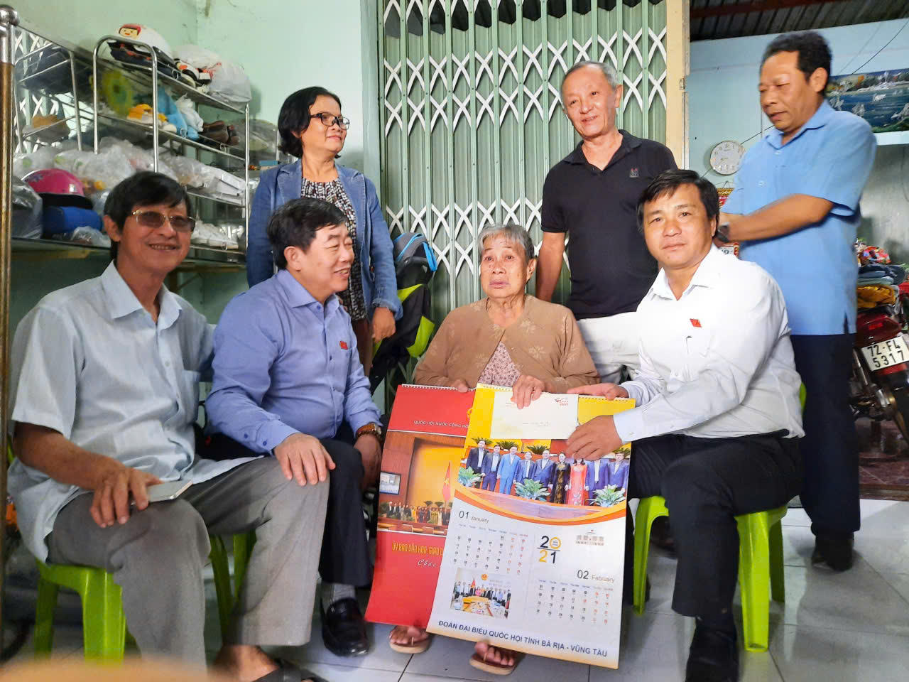 &nbsp;Ông Dương Minh Tuấn tặng quà cho người nghèo trong một lần đi tiếp xúc cử tri.