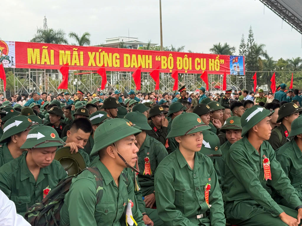Hàng nghìn thanh niên miền Trung lên đường thực hiện nghĩa vụ thiêng liêng