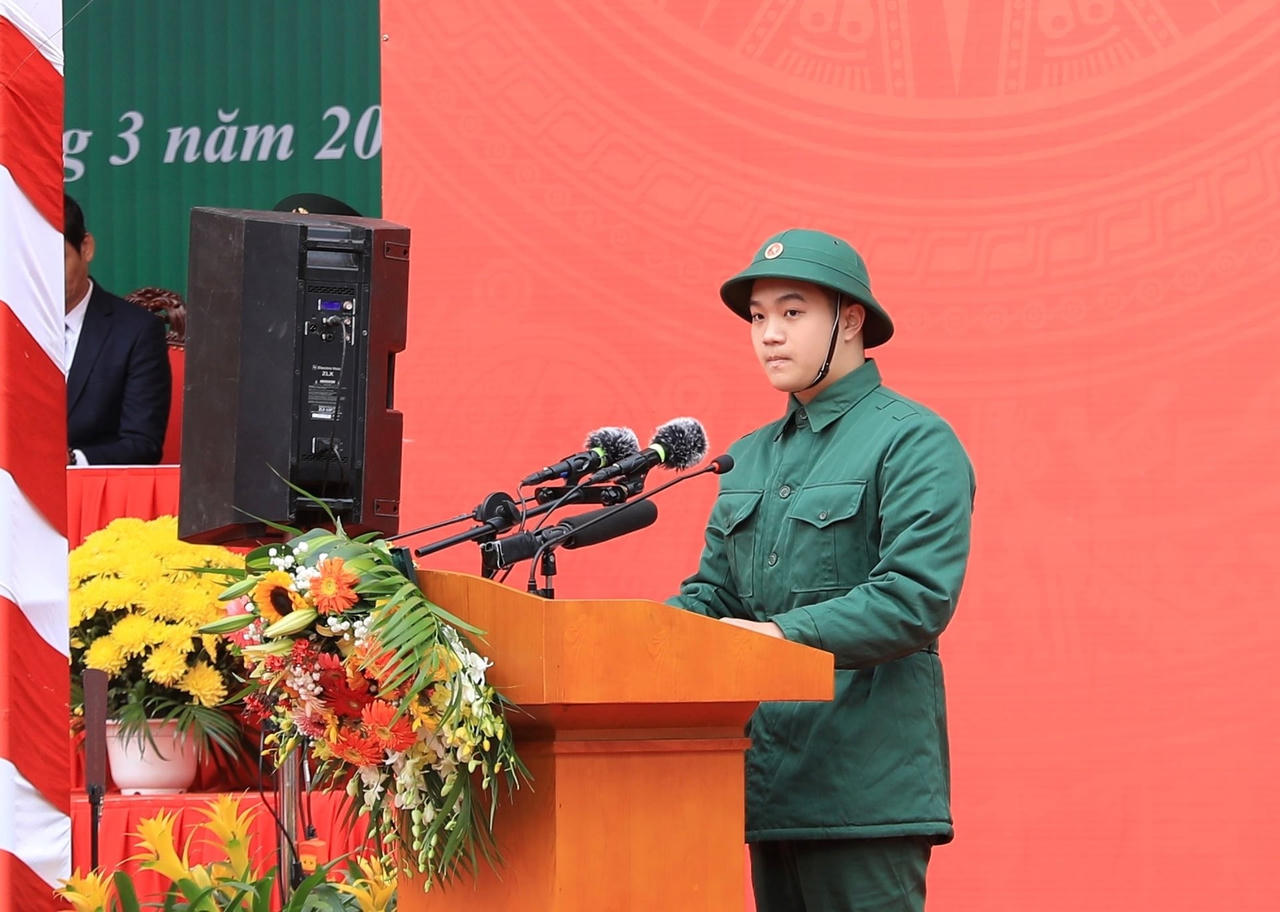 Tân binh Nguyễn Minh Nam phát biểu tại buổi lễ. (Ảnh: Quang Thái)