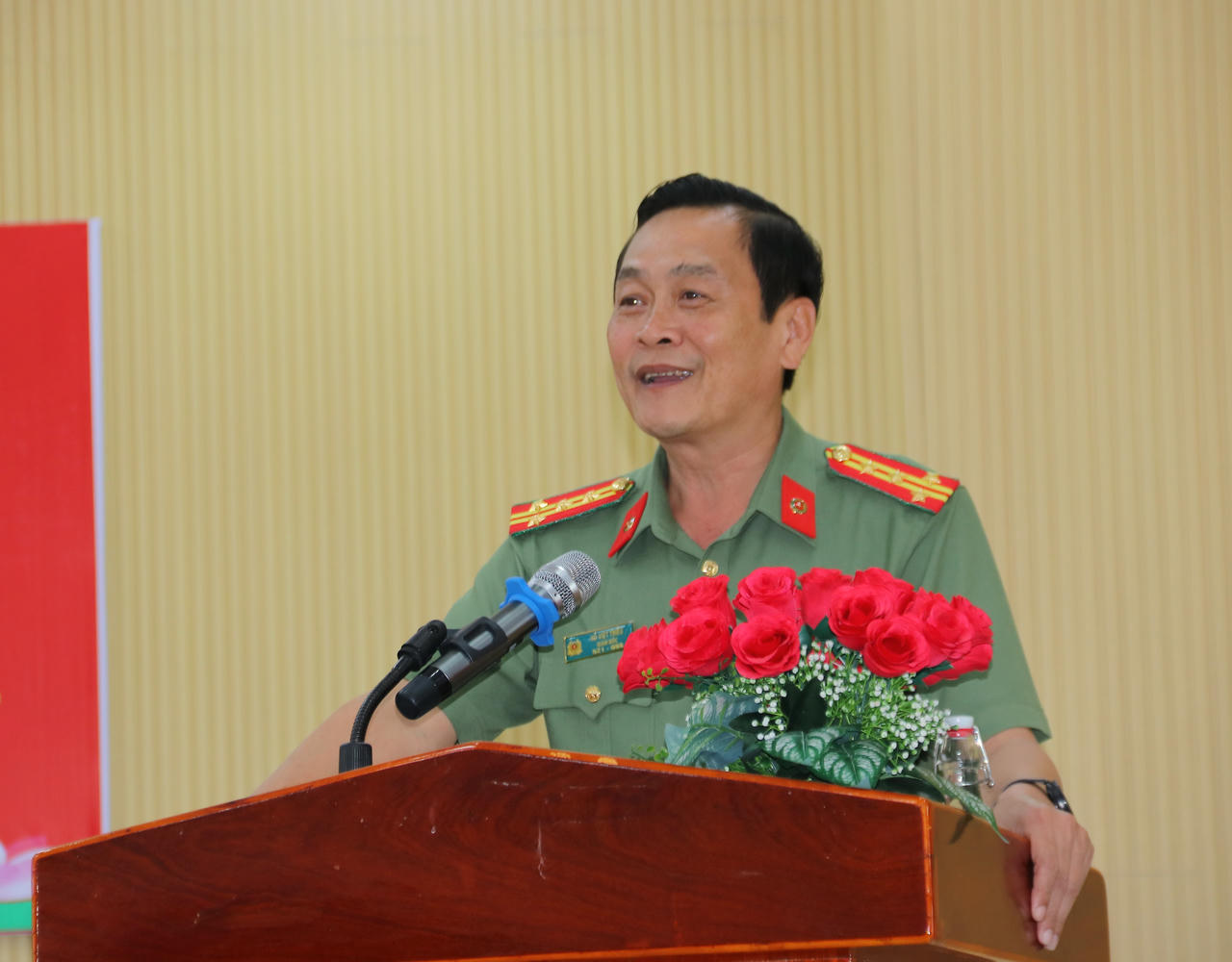 Đại tá Hồ Việt Triều – Ủy viên Ban Thường vụ Tỉnh ủy, Bí thư Đảng ủy, Giám đốc Công an tỉnh Cà Mau – đại diện các ứng cử viên ĐBQH khóa XVI nghiêm túc tiếp thu, ghi nhận các ý kiến của cử tri.