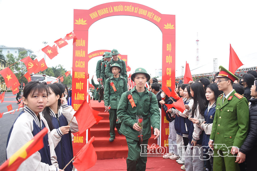 Tuổi trẻ Hưng Yên phấn khởi lên đường nhập ngũ. (Ảnh: Báo Hưng Yên)