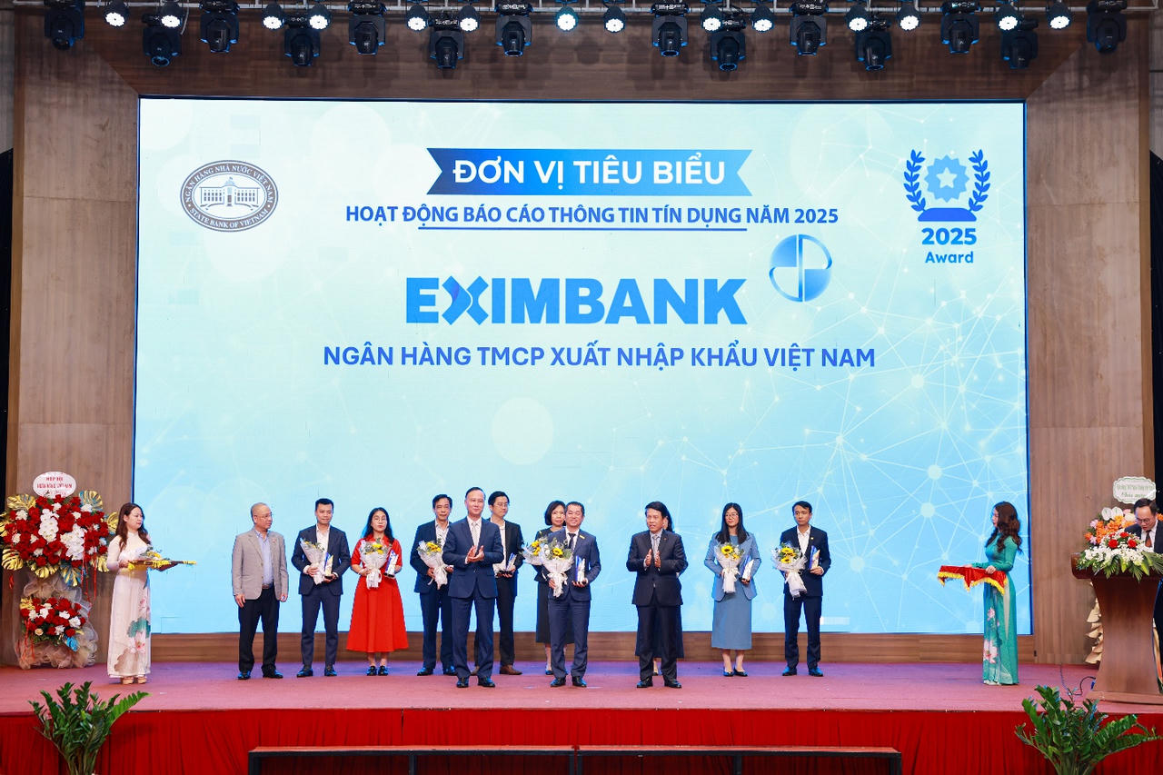 Ông Nguyễn Hướng Minh – Phó Tổng Giám đốc Eximbank (đứng giữa) nhận giải thưởng từ Ban tổ chức.