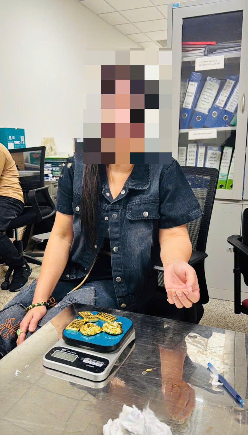 Hải quan Cửa khẩu Nội Bài phát hiện 4 hành khách nước ngoài cất giấu 12,3kg kim loại màu vàng