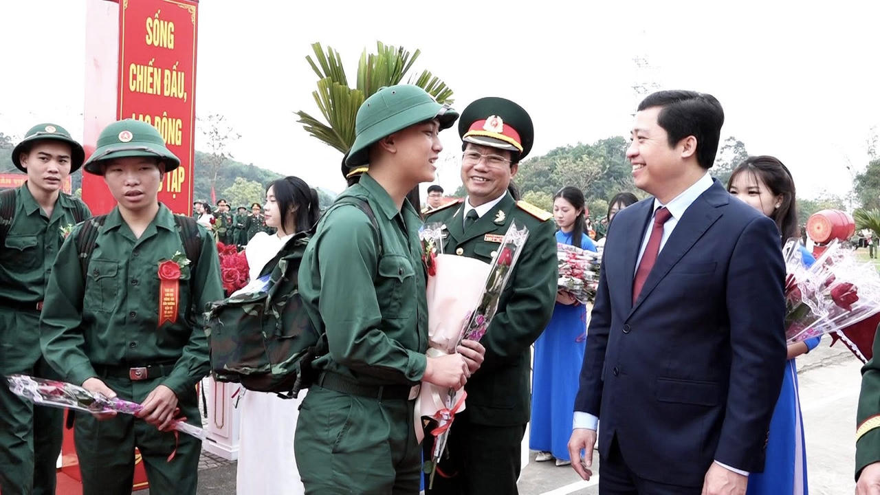 Bí thư Tỉnh ủy Lào Cai động viên các tân binh lên đường nhập ngũ.