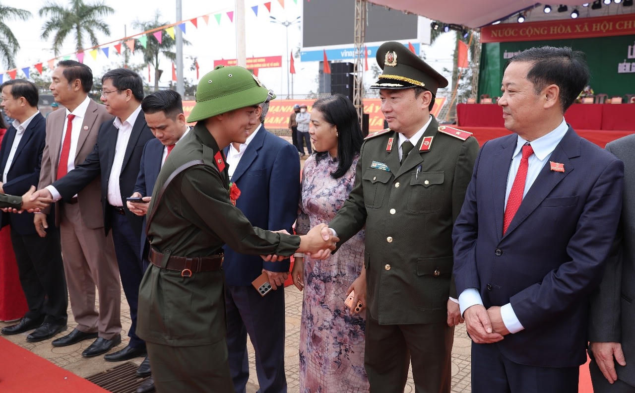 Phó Chủ tịch Thường trực UBND tỉnh Lâm Đồng và Giám đốc Công an tỉnh Lâm Đồng tiễn các tân binh lên đường nhập ngũ.