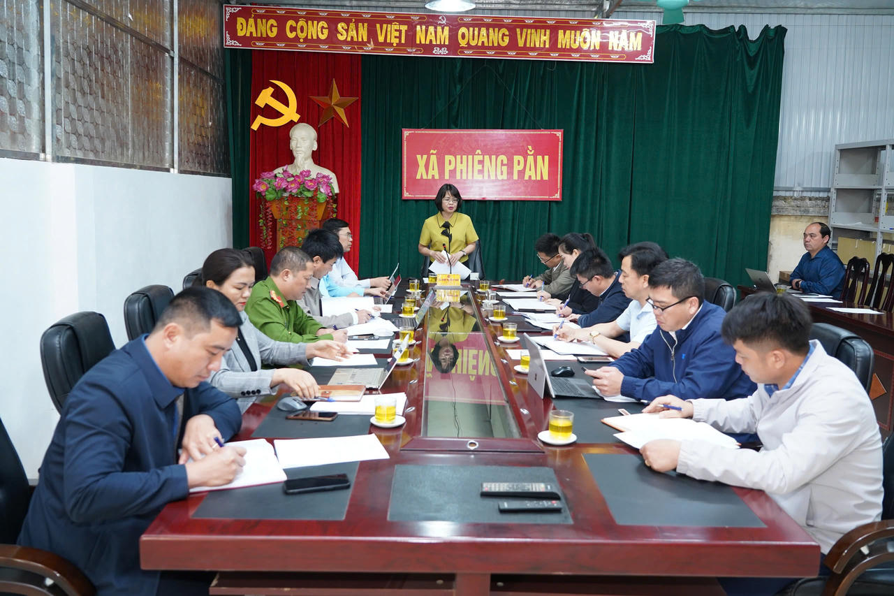 Một buổi họp kiểm tra công tác bầu cử tại xã Phiêng Pằn.